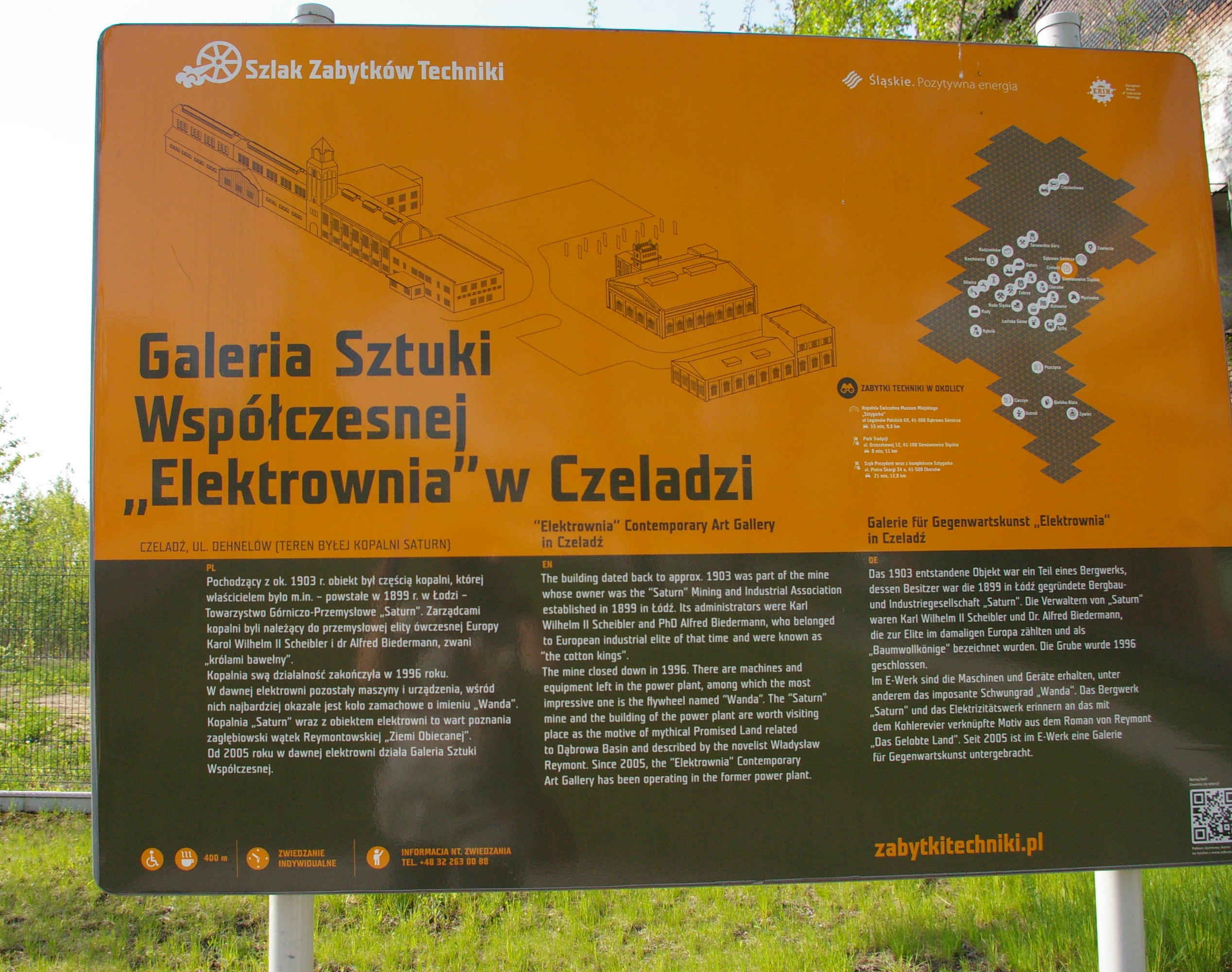 Tablica informacyjna znajdująca sie przy bramie wejściowej na teren Galerii Sztuki Współczesnej ELEKTROWNIA w Czeladzi.
