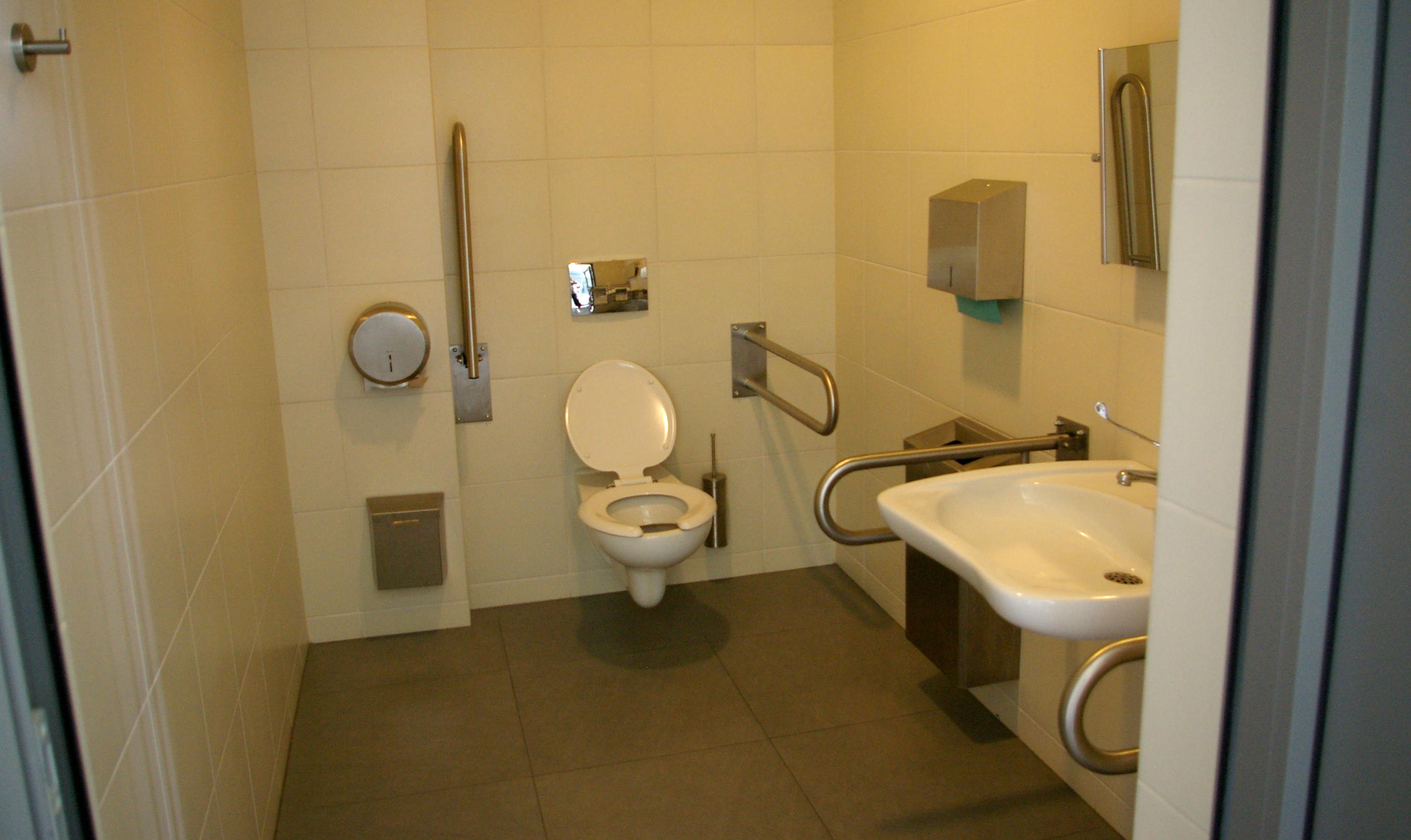 Toaleta dla osób niepełnosprawnych w budynku Galerii Sztuki Współczesnej ELEKTROWNIA w Czeladzi.