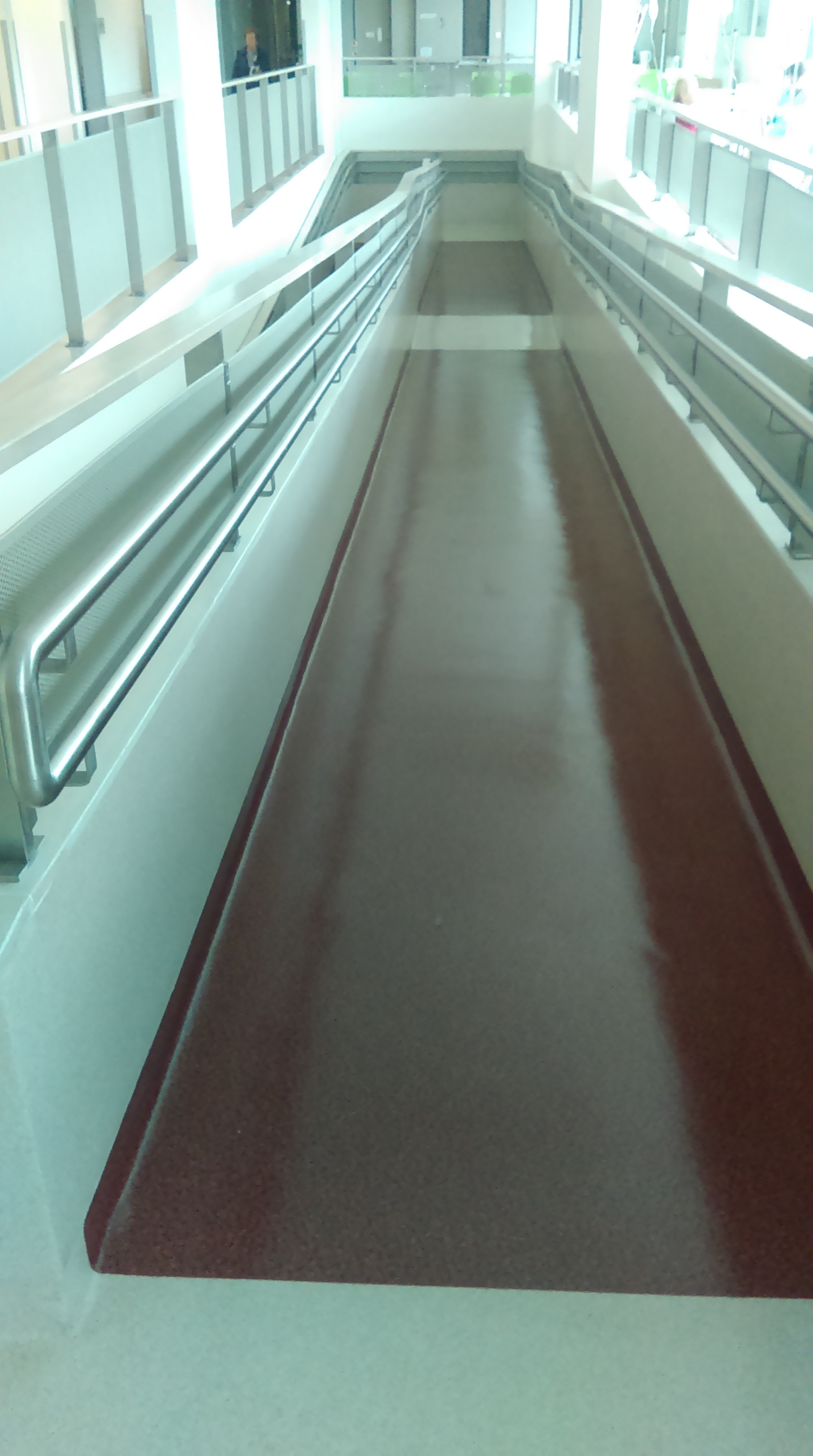 w budynku szpitala oprócz wind dostępnych dla osób niepełnsprawnych znajduje się również rampa - długość 67 metrów - łączy piętro 2 z 3