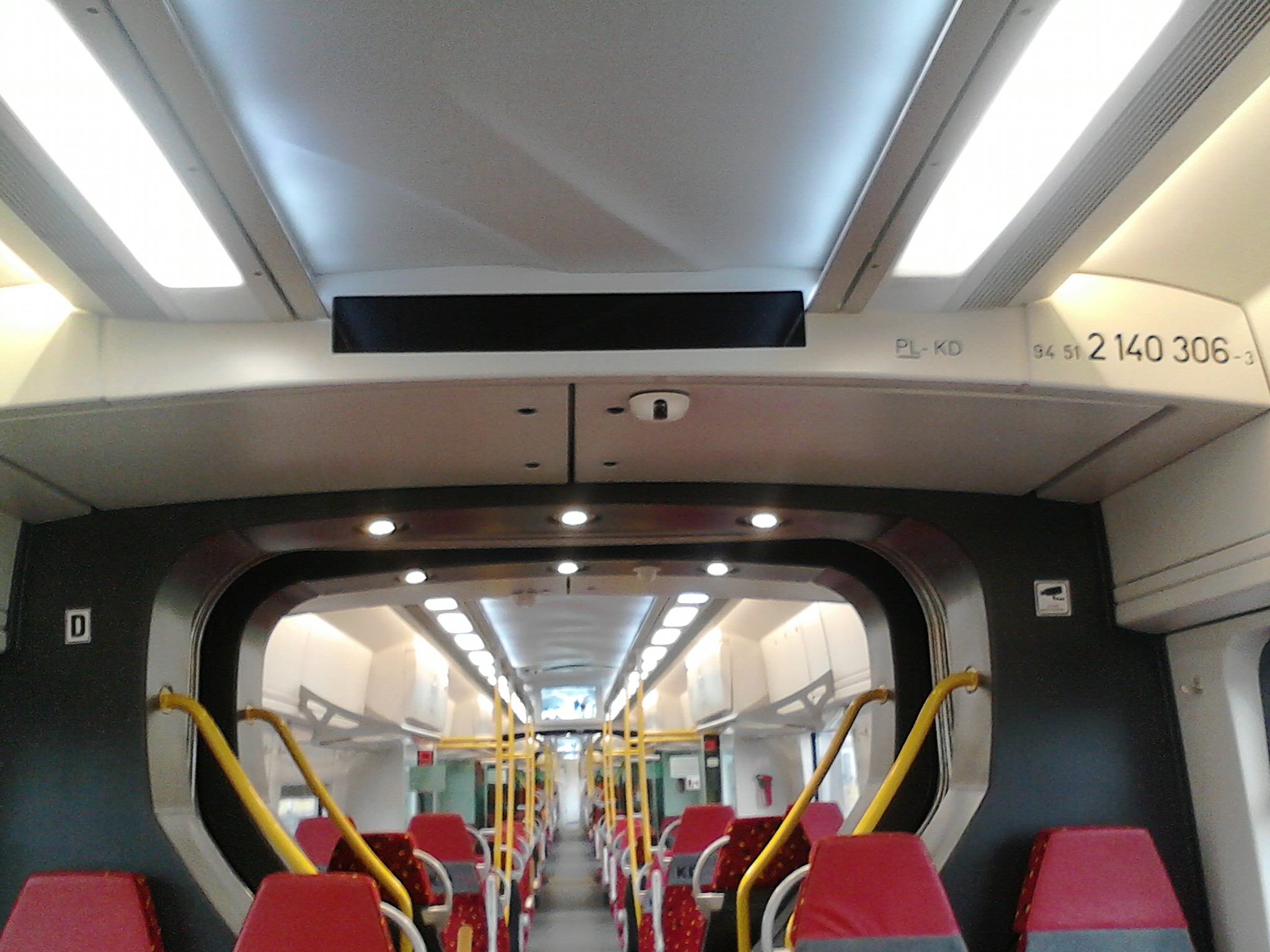 wnętrze pociągu w członach niedostosowanych do o. na wózkach