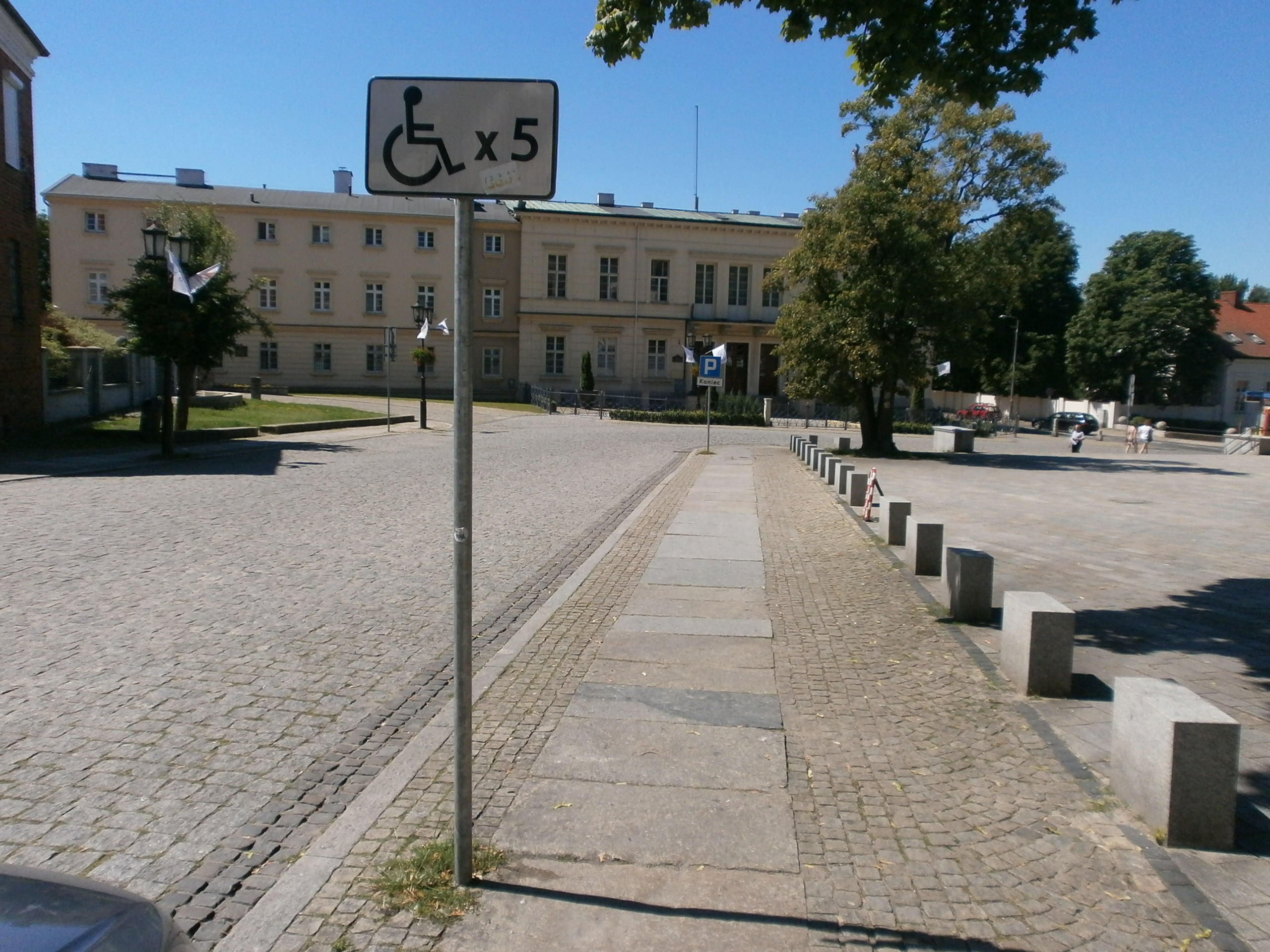 miejsca parkingowe dla niepełnosprawnych na placu przed katedrą 