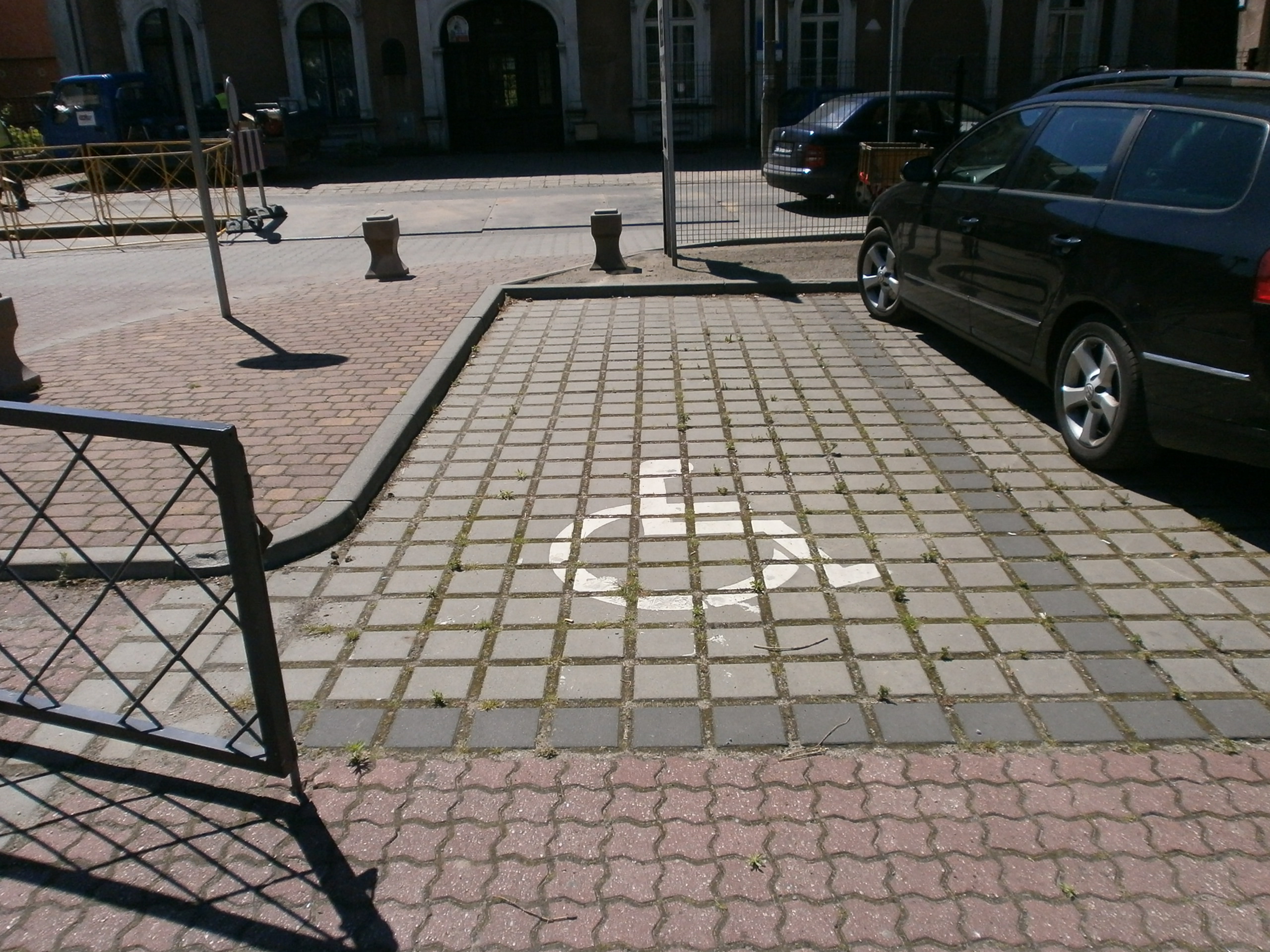 parking katedralny - żle oznaczone i za małe miejsce