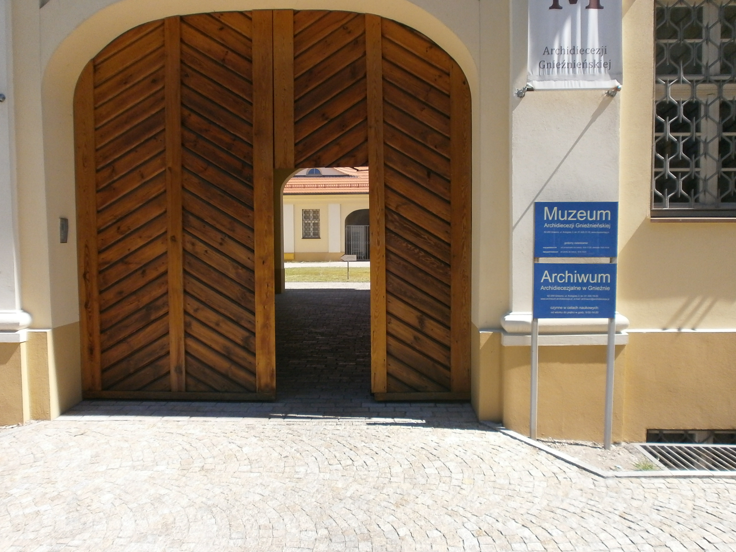 brama, która prowadzi do muzeum (ze zbyt wąskim przejściem)