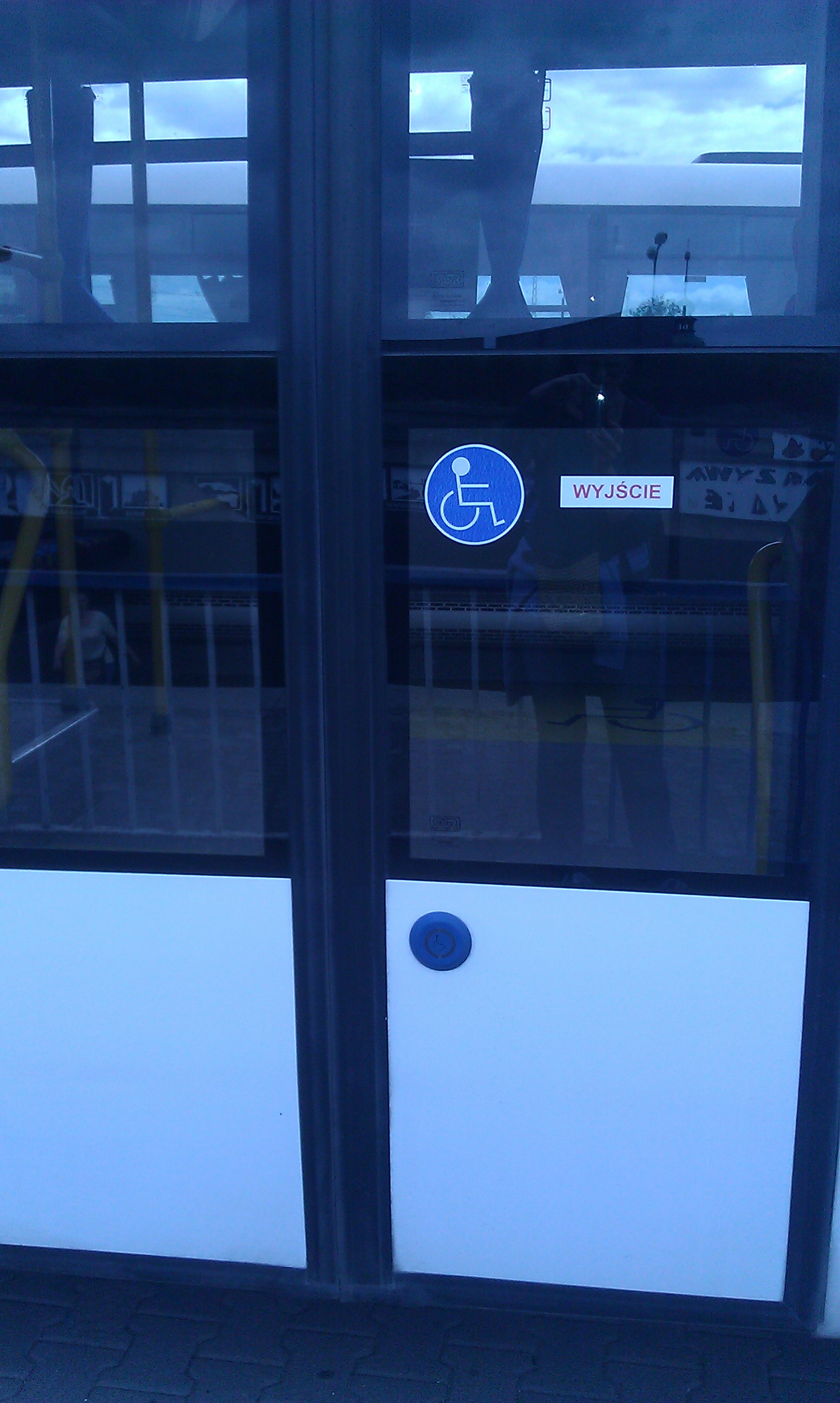 wejście dla osób na wózkach, przycisk otwierający umieszczony nisko