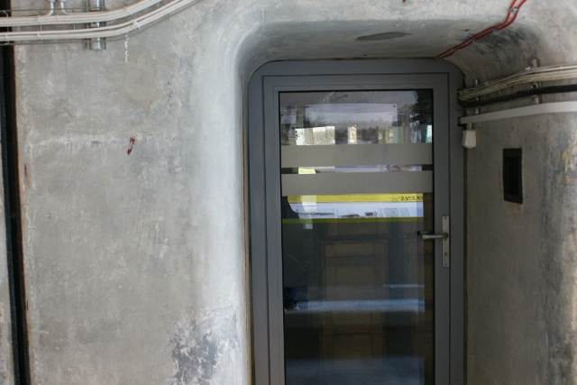 Drzwi łączące tunelami budynki 1141 i 1145