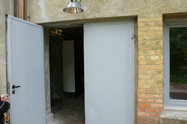 Drzwi wejściowe od zewnątrz do budynku 1115