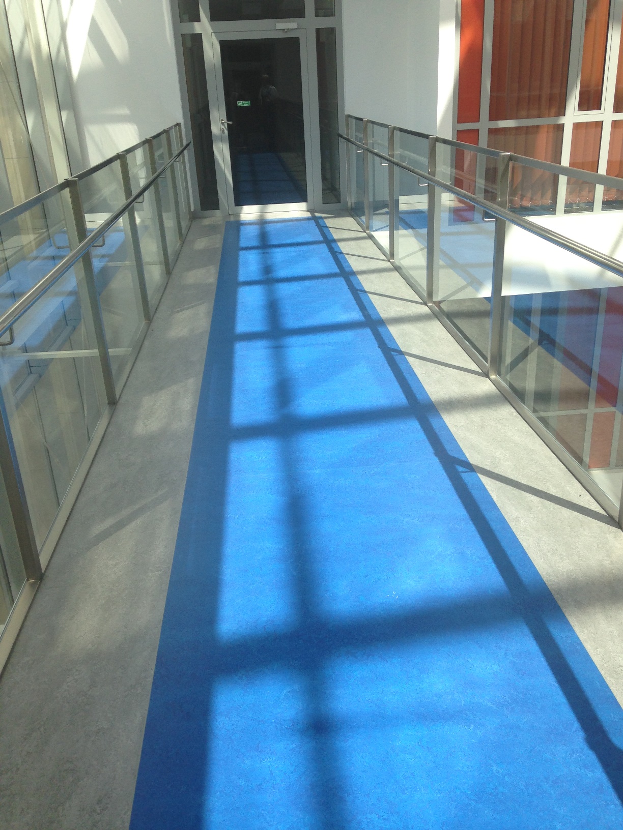 2 piętro - korytarz (mostek łączący skrzydła budynku) z wyodrębnionym kontrastowo traktem komunikacyjnym