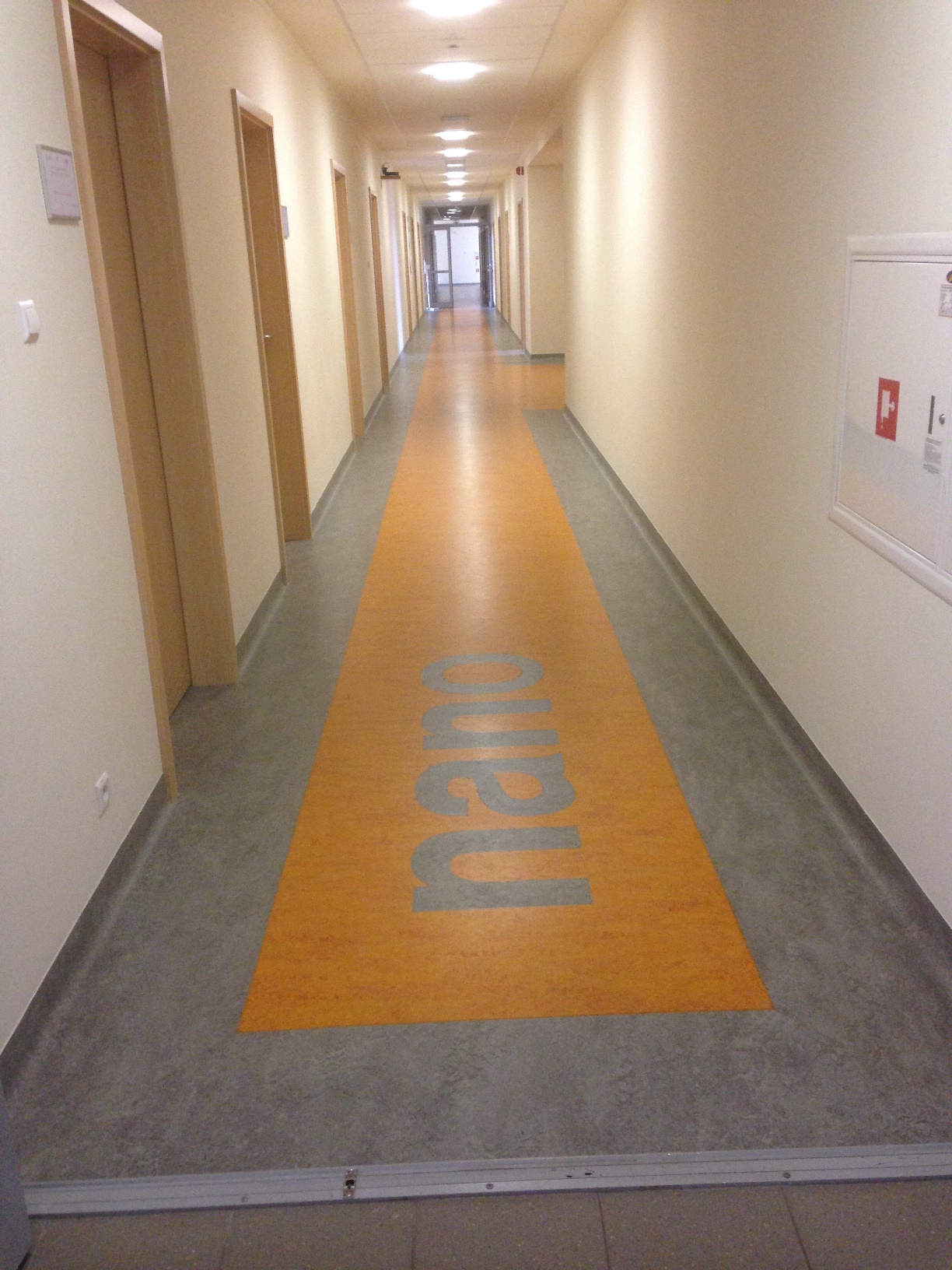 3 piętro - korytarz z wyodrębnionym kontrastowo traktem komunikacyjnym