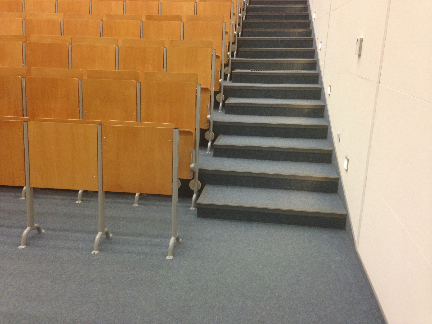 Mniejsza aula - brak wyznaczonych miejsc dla osób poruszających się na wózkach inwalidzkich