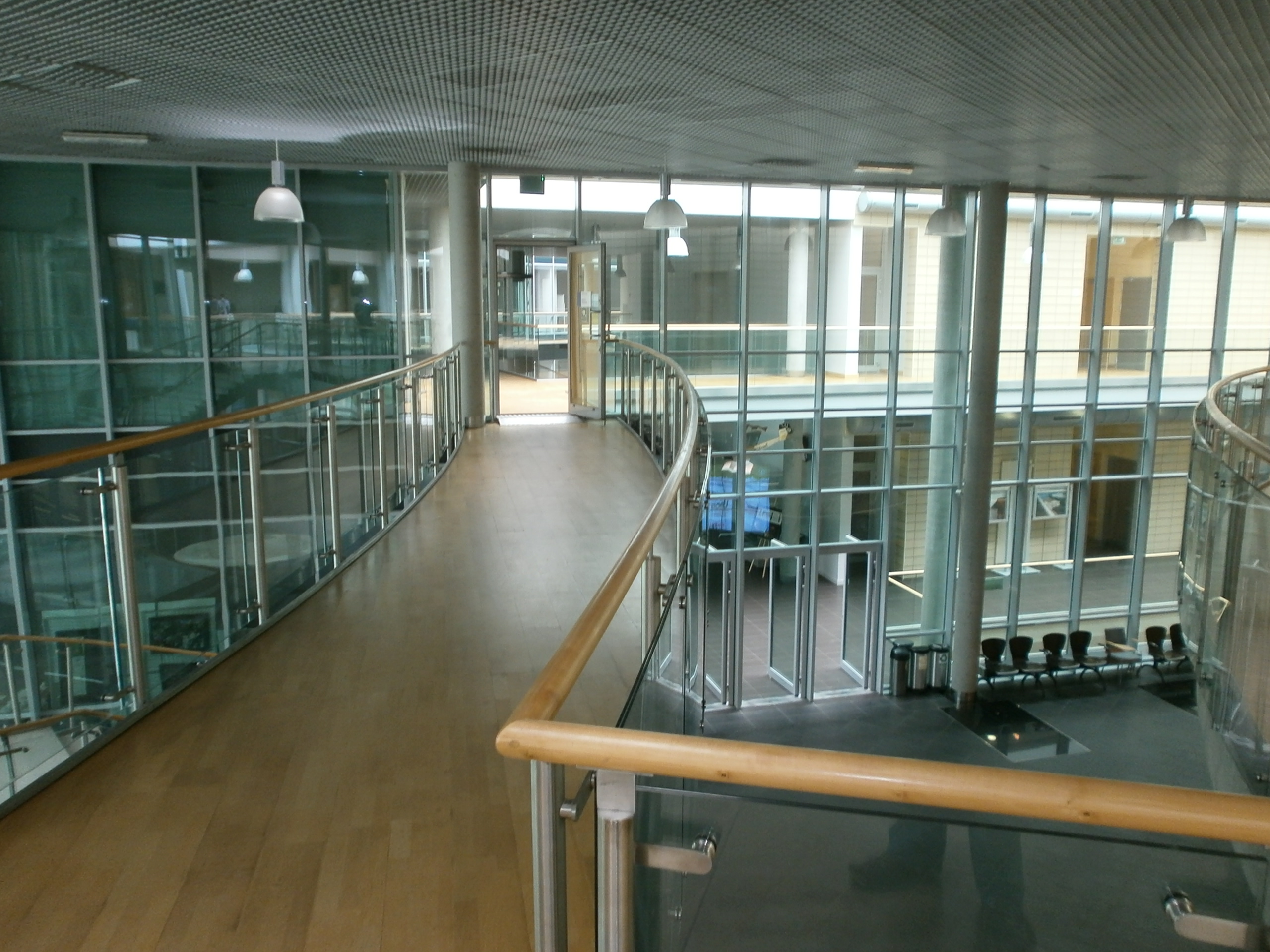 Otwarte ścieżki na 1. piętrze prowadzące do sal wykładowych