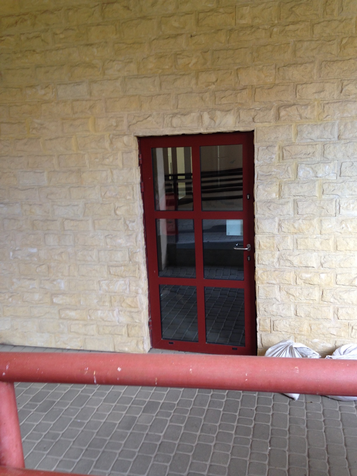 Drzwi wejściowe do budynku na poziomie 0 - specjalne wejście dla osób na wózkach inwalidzkich 