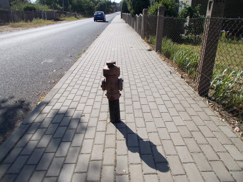 Hydrant na środku chodnika