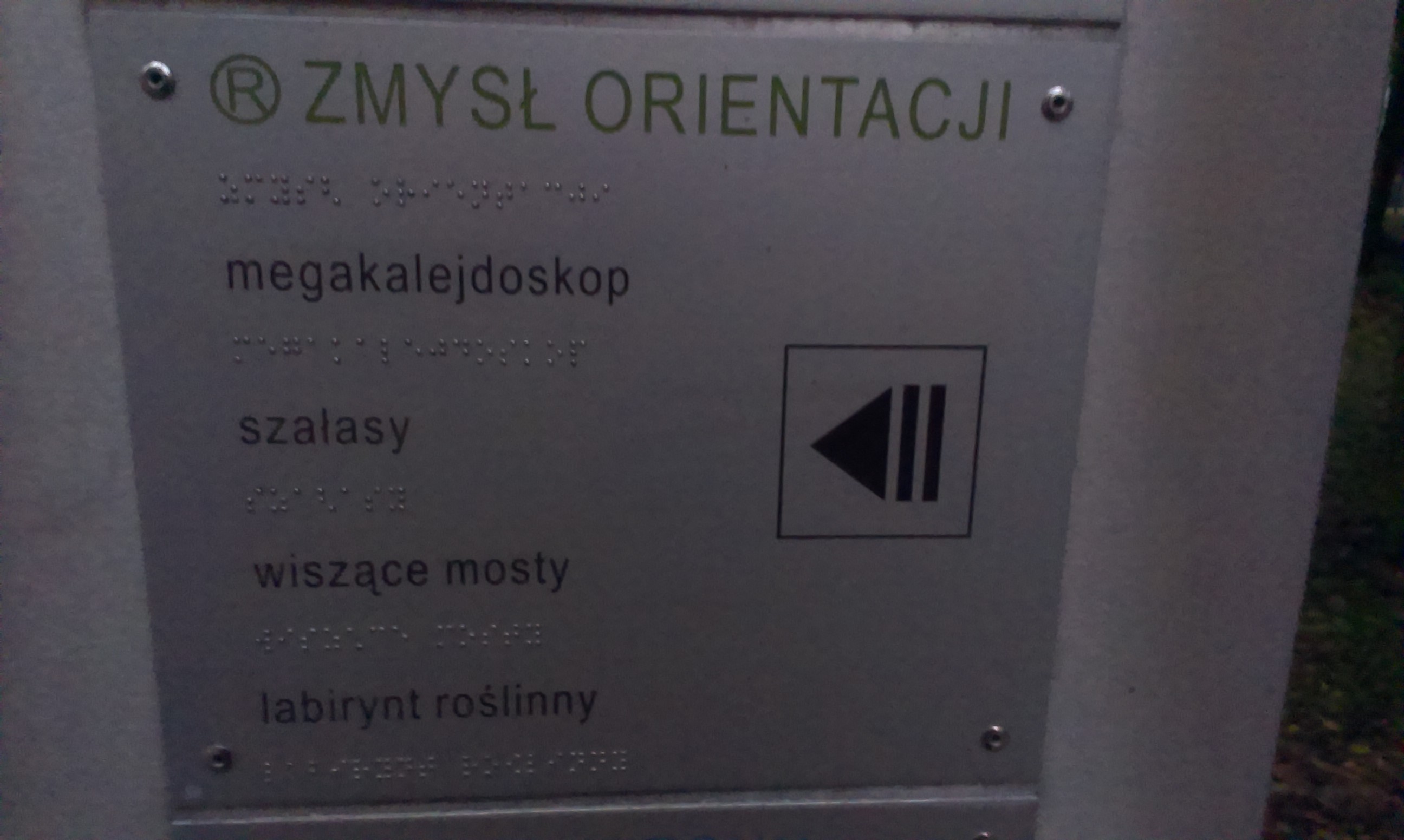 tablica informacyjna w parku
